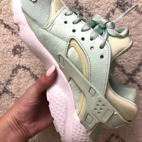Nike Shoes - Nike Turquoise Huarache Sneakers